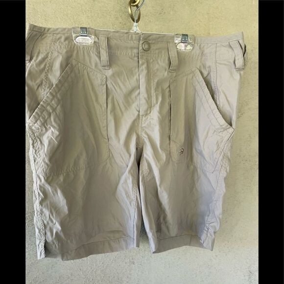 The North Face nylon khaki cargo shorts size 12 - Picture 1 of 6